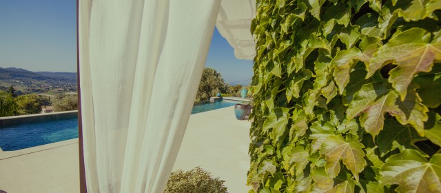 vue Piscine depuis la chambre Corail