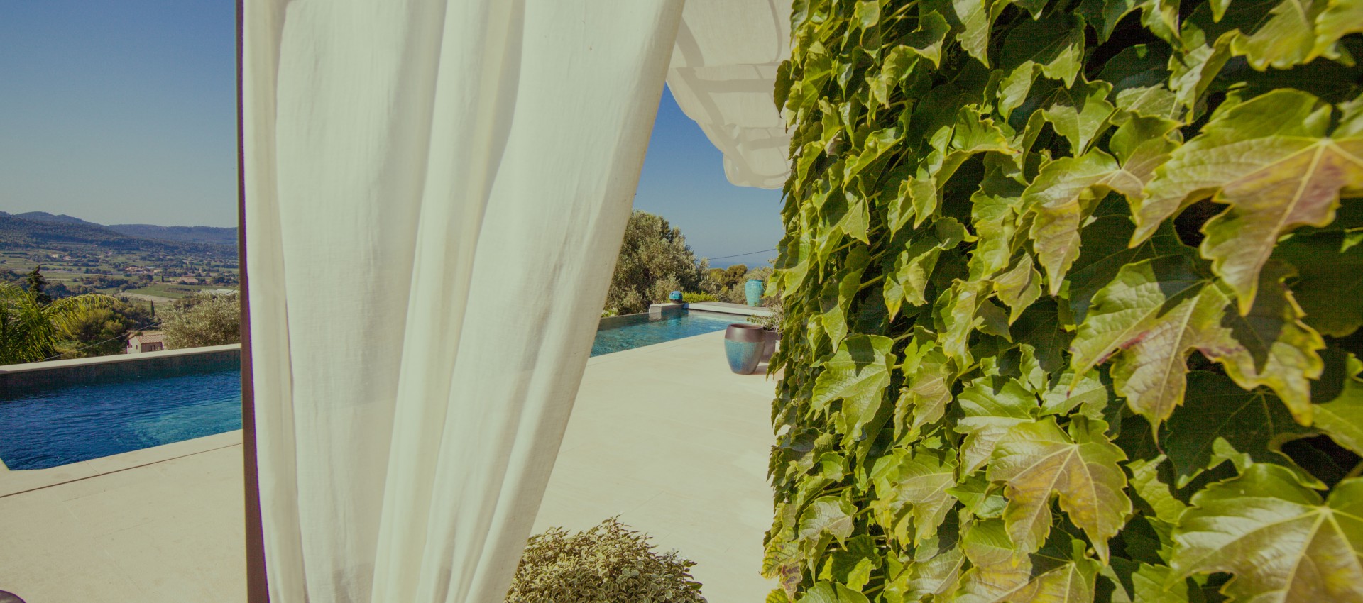 vue Piscine depuis la chambre Corail